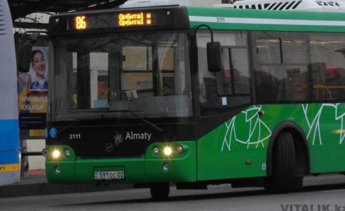 В Алматы автобус попал в ДТП: 16 пассажиров пострадали и один погиб