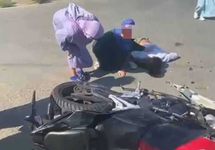 В Атырау столкнулись мотоцикл и автомобиль