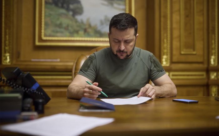 Зеленский внёс в Раду законопроекты о продлении военного положения и мобилизации
