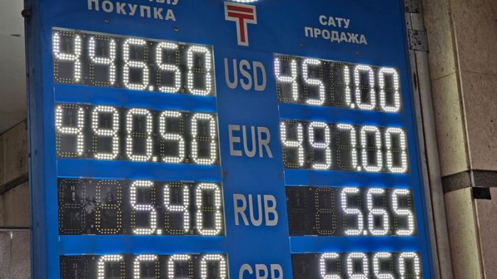 Казахстанцы поставили рекорд, избавляясь от рублей