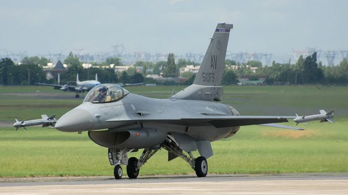 Зеленский подтвердил прибытие в Украину истребителей F-16