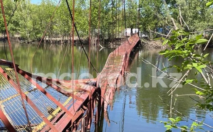 В Уральске погиб рабочий при ремонте пешеходного моста через Чаган