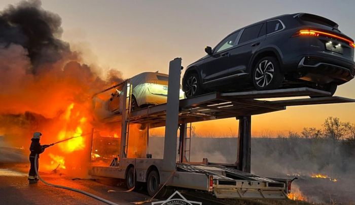 На трассе в Актюбинской области сгорел автовоз с машинами