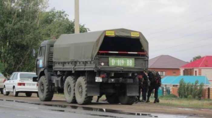 Убийцы дорожного полицейского в Актобе захватили заложников    