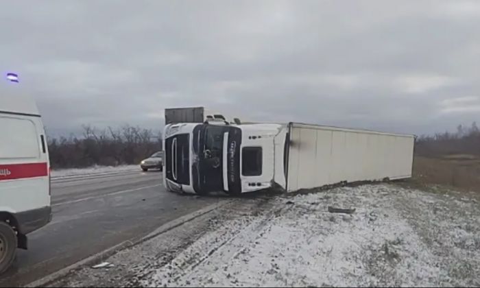 На трассе Атырау - Уральск перевернулась фура