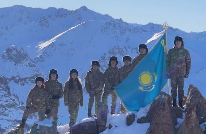 Алматинские школьники водрузили флаг на пике им. Куляш Байсеитовой