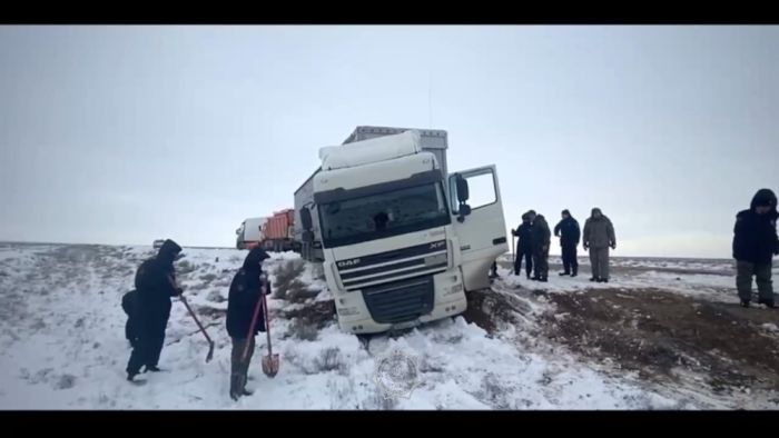 В Мангистау 29 фур попали в снежный занос