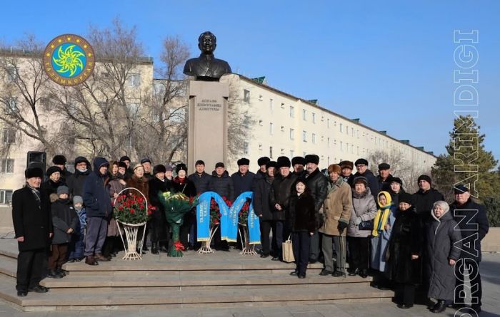 В Алматы хотят установить памятник Динмухамеду Кунаеву