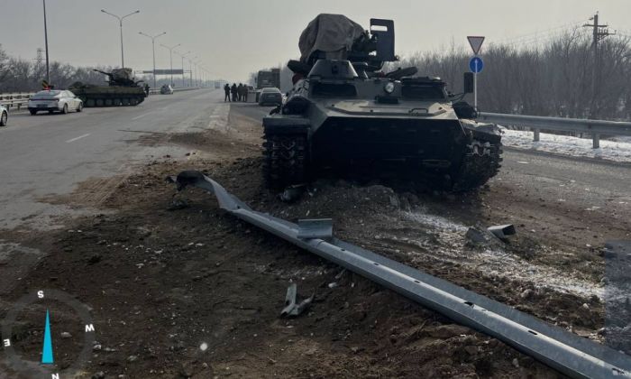 Полиция начала проверку в связи с падением военной техники на трассу близ Конаева