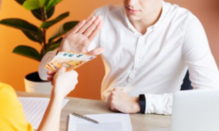 Почему банки все равно звонят казахстанцам, поставившим запрет на кредиты