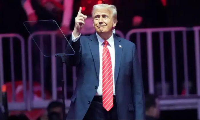 Трамп на митинге пообещал закончить войну в Украине