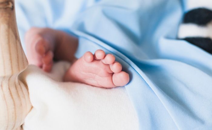 Новорождённого малыша продали в роддоме Актобе