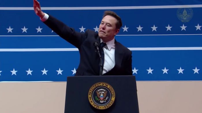 Илон Маск во время выступления несколько раз вскинул руку, салютуя сторонникам Трампа. Этот жест напоминает нацистское приветствие