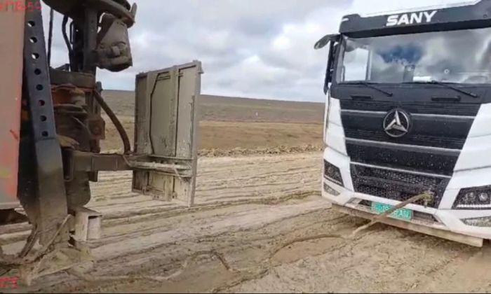 Из-за размытой дороги в Мангистау застряли 50 фур