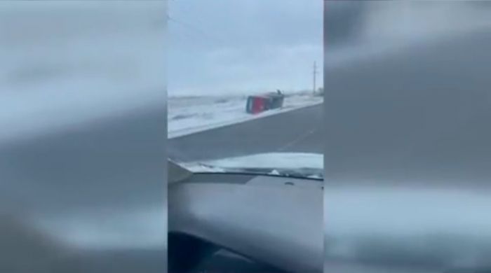 Сильный ветер перевернул автобус с 17 пассажирами на трассе в Карагандинской области