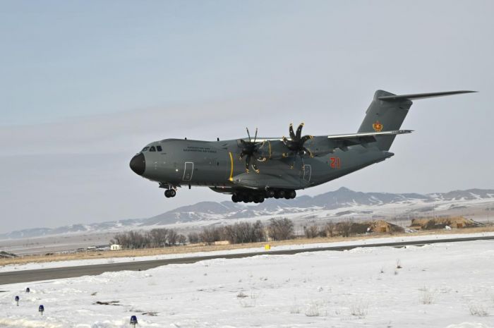 Уже летали в Атырау: лётчики ВВС Казахстана проводят учебно-тренировочные полёты на самолёте А-400М 