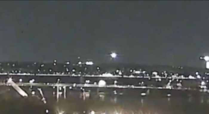 В Вашингтоне упал пассажирский самолёт, столкнувшись с вертолётом. На борту могли быть 64 человека