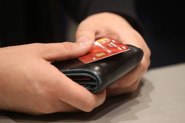 Астанчанка тратила деньги с утерянной банковской карты