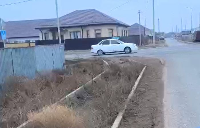 Жители Атырау потребовали достроить заросший тротуар