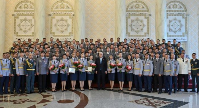 Президент вручил награды сотрудникам силовых структур