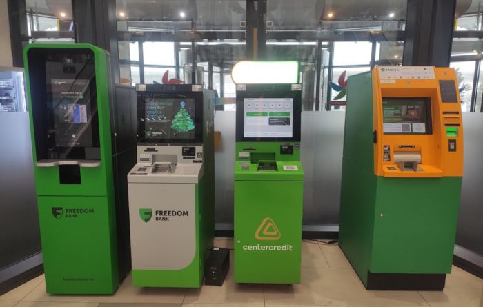 Казахстанцы "разоряют" банкоматы