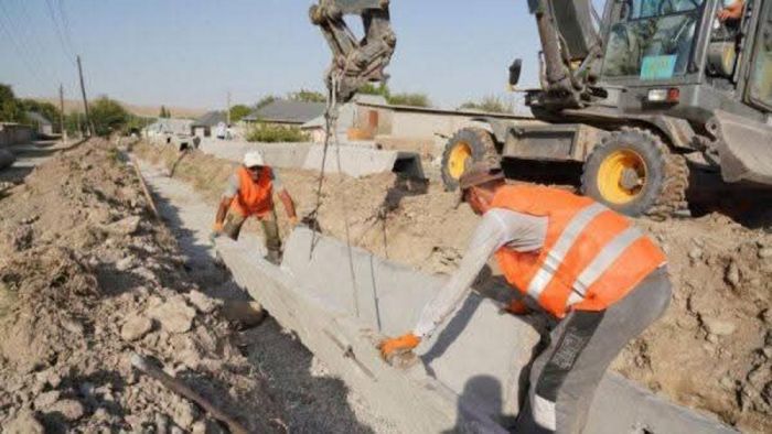 В Каратауском районе Шымкенте строят 14 ирригационных каналов