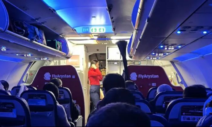 Дебош на борту FlyArystan: за нападение на бортпроводницу и выкрики о бомбе пассажира осудили на три года