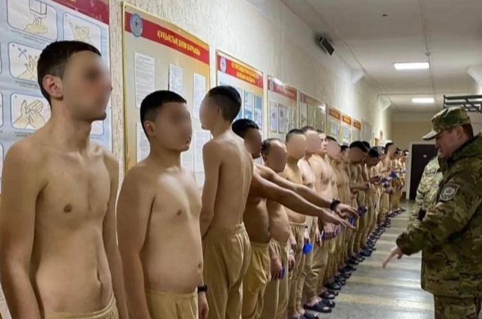 Солдат-срочников проверили на признаки физического насилия в Актау
