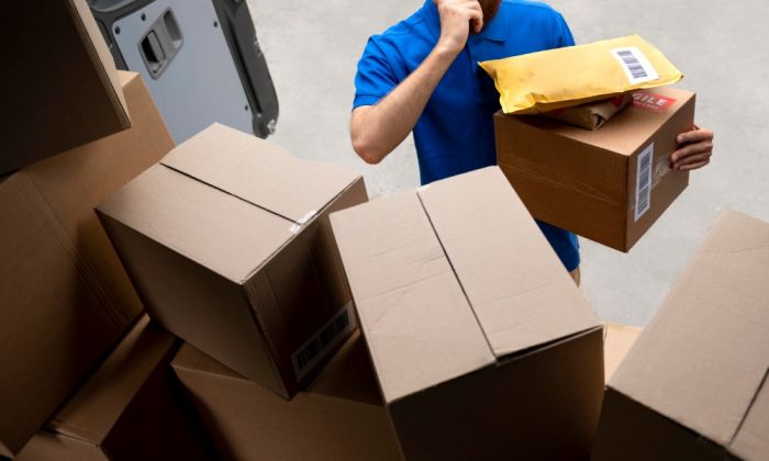 Кто одевает казахстанцев? За год в страну завезли 160 тысяч тонн одежды