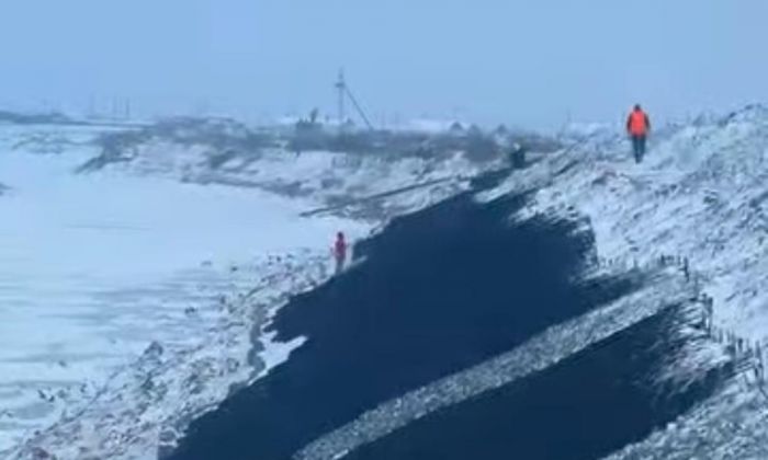 В Атырау проверили ход работ по укреплению дамб в зонах повышенного риска