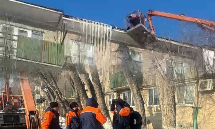 В Атырау очищают крыши многоэтажных домов ото льда