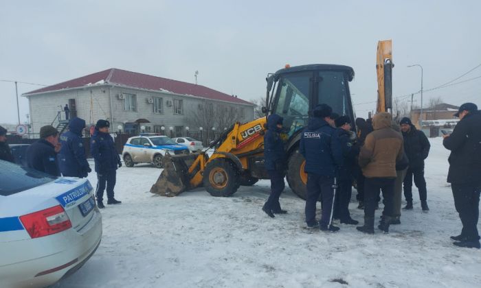 На входе у нефтебазы ТОО PetroRetail RFS в Атырау прошёл пикет