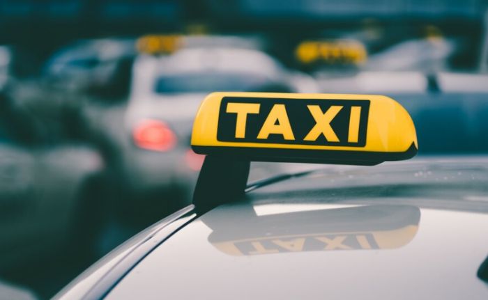 Почти 700 таксистов-нарушителей среди мигрантов выявила полиция