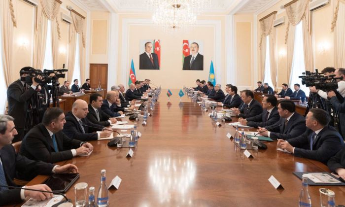 Бектенов посетил Баку с официальным визитом
