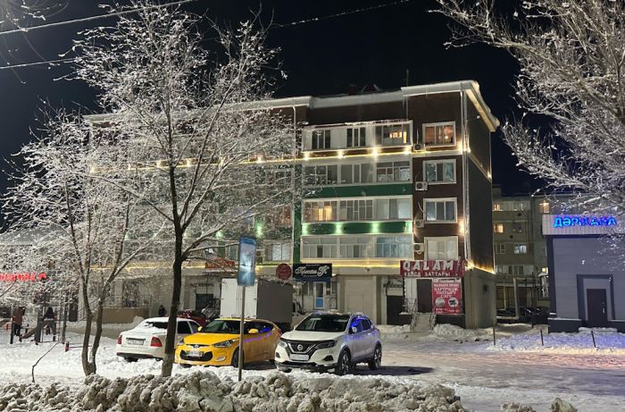 В Кульсары обновляют фасады многоэтажных домов