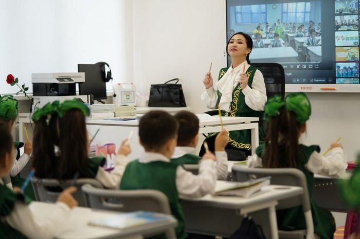 Около 600 тыс. тенге получают учителя в Казахстане