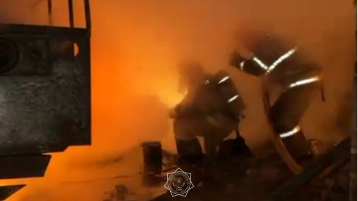 Тепловоз загорелся в Костанае: от огня спасено 200 тонн муки