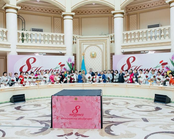 Аким Атырауской области поздравил женщин в преддверии 8 Марта