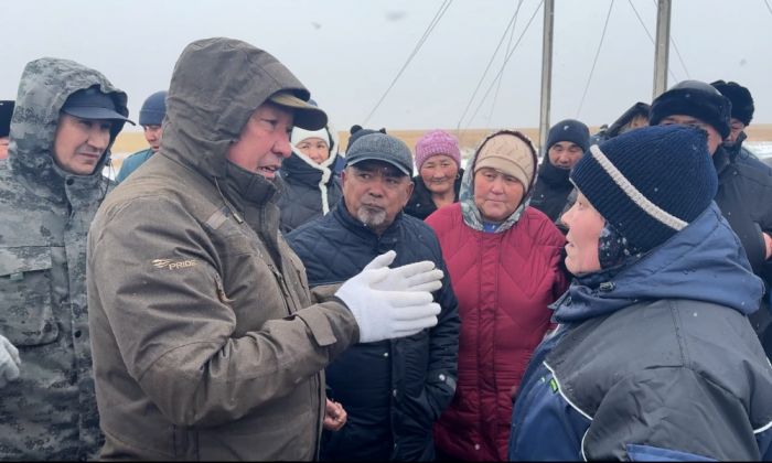 Протест в Талдыколе: жители требуют ремонта подъездного пути