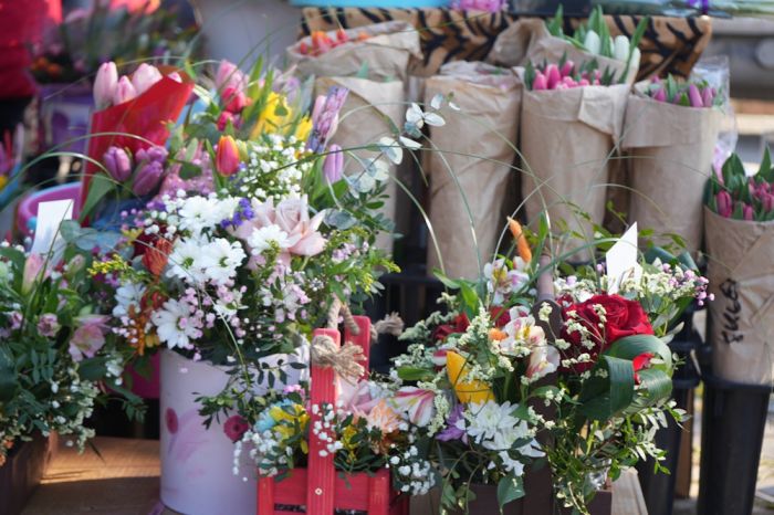 Казахстанки распродают цветы и подарки после 8 марта