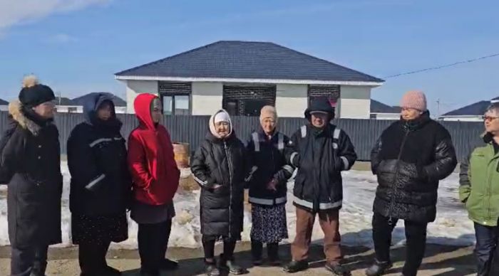 Не прошло и года: жители Кульсары жалуются на трещины в новых домах