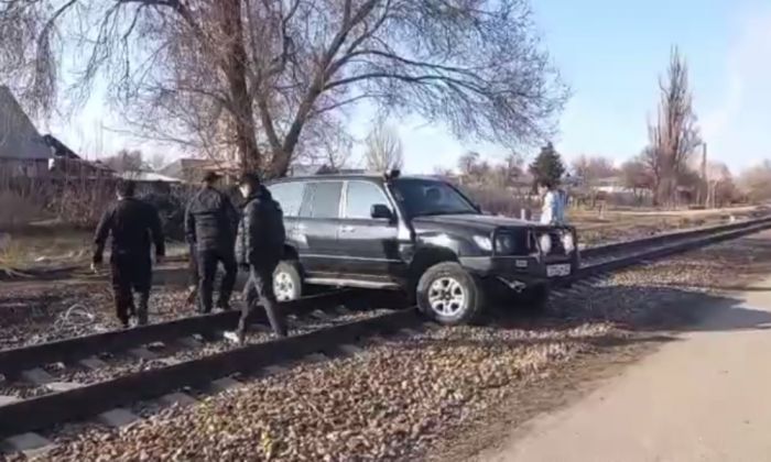 ​Нарушение на путях: поезд Алматы – Павлодар ​задержался из-за застрявшего авто