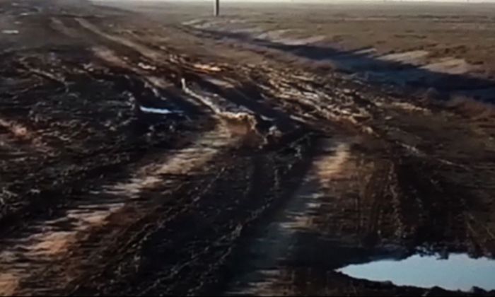 «Мы увязли в грязи по уши»: жители Доссора устали от бездорожья