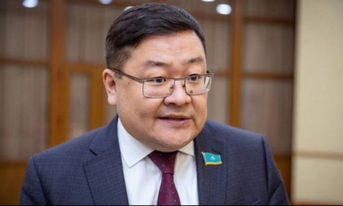 Айдос Сарым потребовал разъяснений по освобождению сотрудников СВМДА от воинской службы