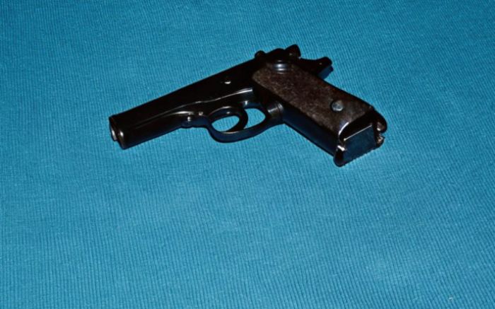 Полицейский нечаянно выстрелил в знакомого из пистолета в Актобе