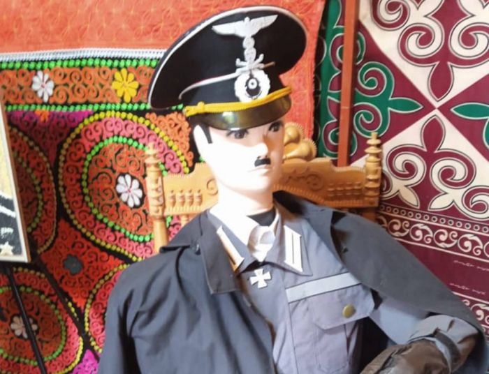 Манекен в форме фашиста на Наурыз: инсталляция в юрте вызвала споры в Акмолинской области