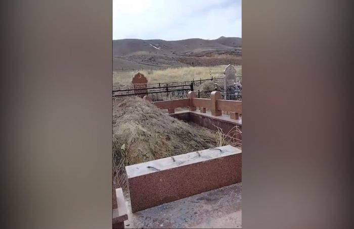 В Алматинской области вандал разрушил надгробия