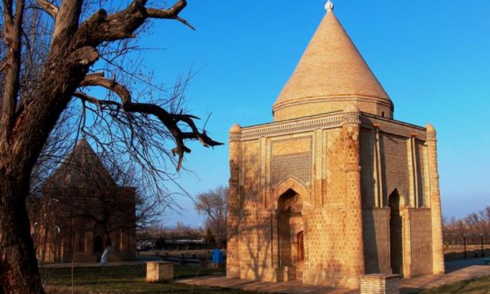  Суд постановил: предприниматели должны освободить незаконно занятые постройки у мавзолея Айша-биби