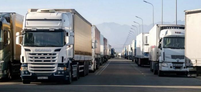 На границе Казахстана и Китая скопились грузовики