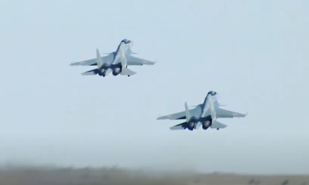 Военные пилоты РК готовятся к юбилейному параду. Стоп-кадр с видео